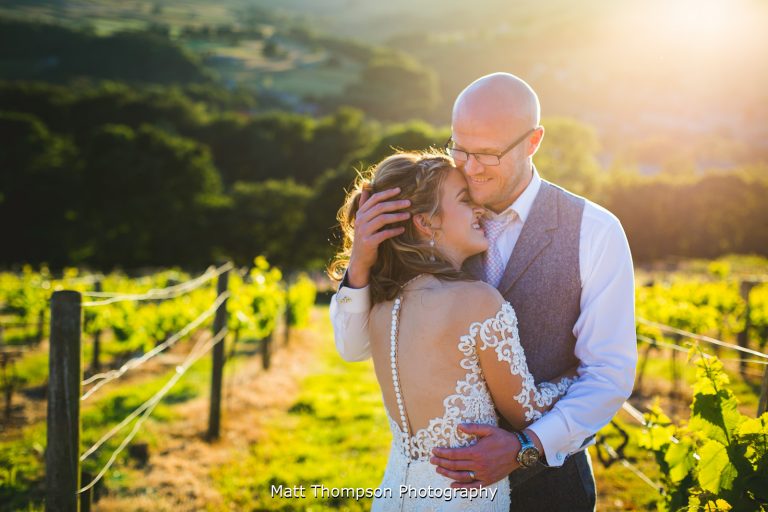 cuddling photography at holmfirth vineyard
