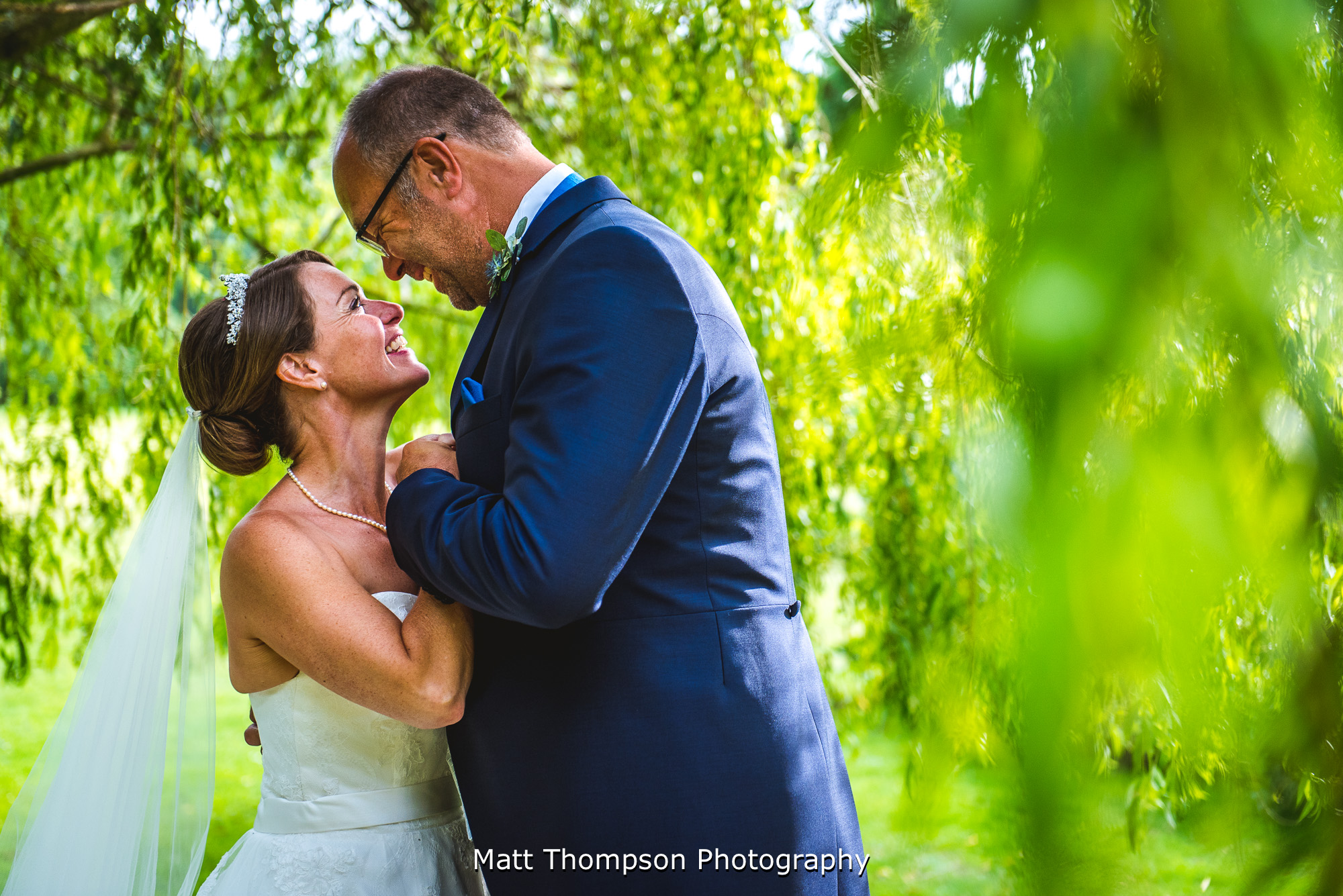 wedding photos under willow tree