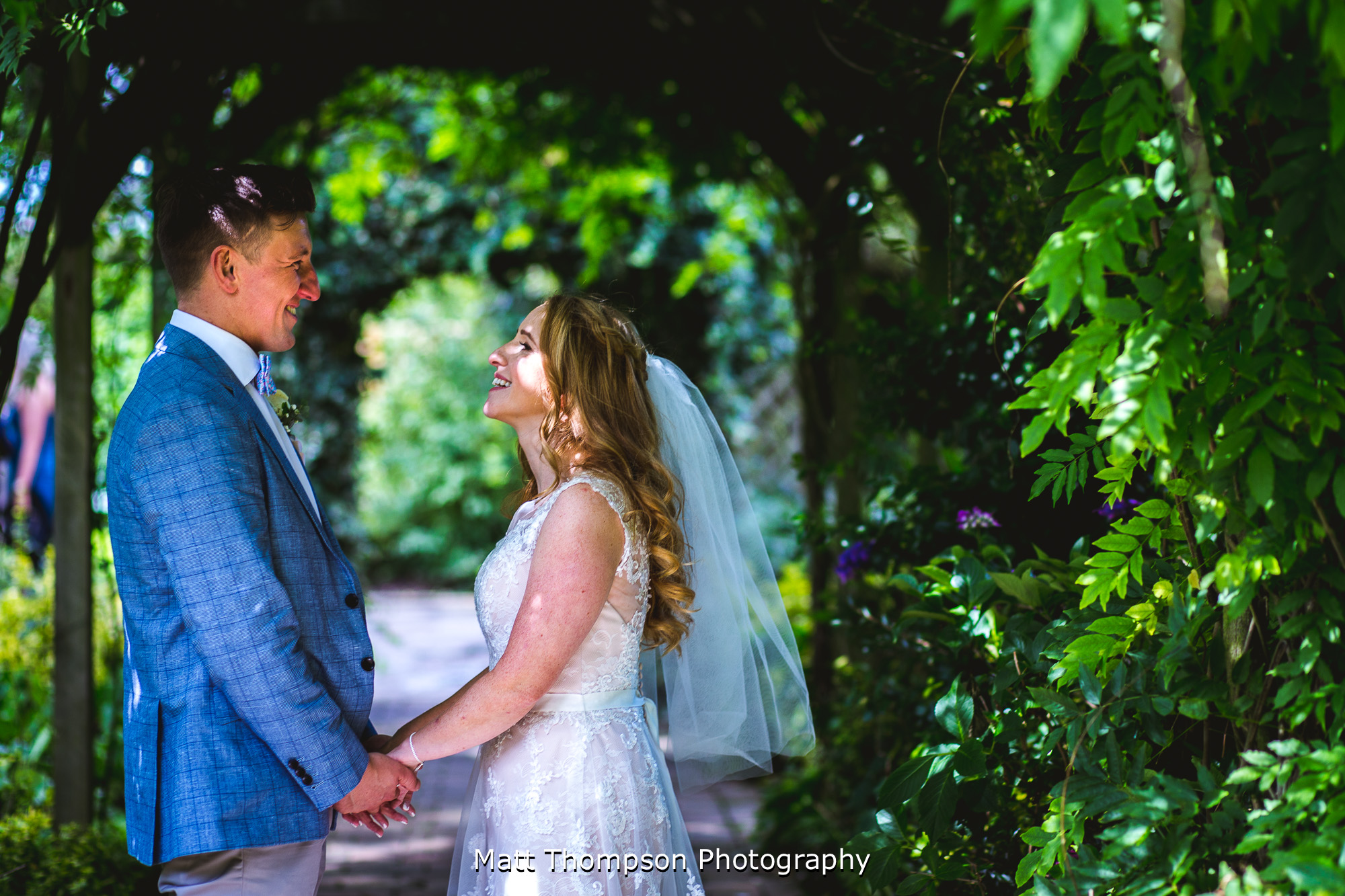 relaxed wedding photos